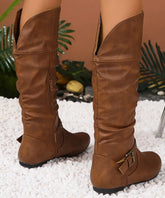 Comprar bota montaria feminina de couro marrom vintage marrom com cano enrugado, zíper lateral e fivela em promoção VIA MARTE